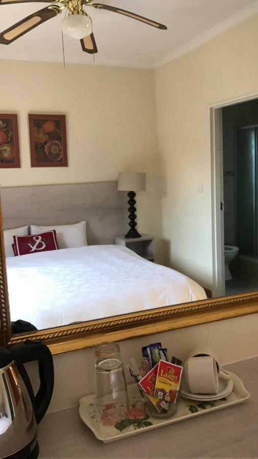 Queenspark Lodge Bloemfontein Esterno foto