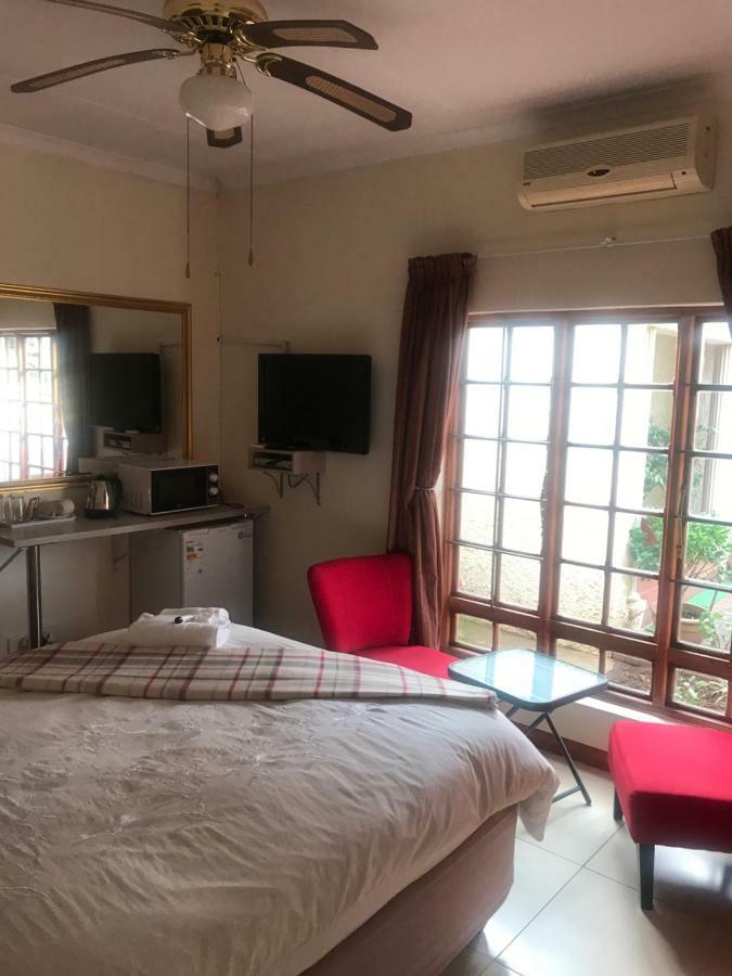 Queenspark Lodge Bloemfontein Esterno foto